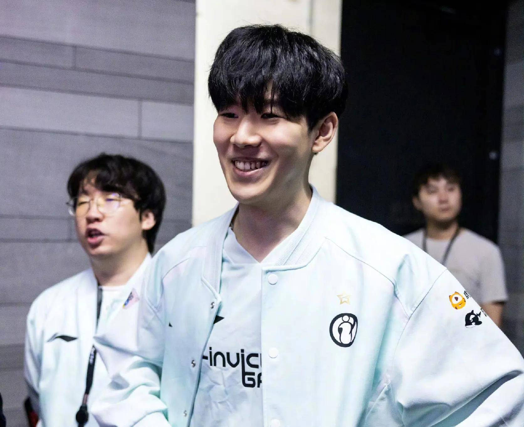 让我们拭目 让我们拭目